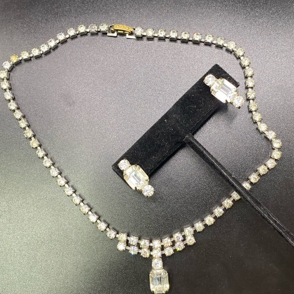 Vintage rhinestone adjustable necklace with drop emerald screwback earrings